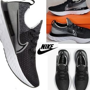 Nike Infinity React Run Flyknit  Sneakers